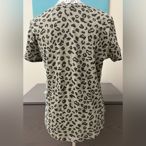 Women’s Old Navy T Shirt Taupe Putty Leopard Print Everywear Short Sleeve Tee M - Picture 3 of 6